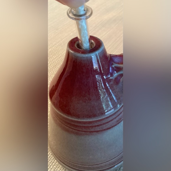 Signed art pottery oil lamp, signed JW - Picture 6 of 8